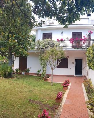Villa con giardino via de gasperi circeo centro