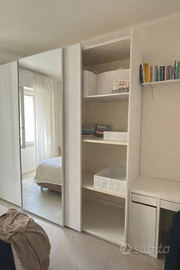 Armadio ante scorrevoli e scrivania