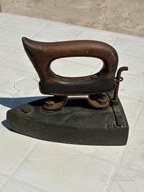 Ferro da stiro antico di ottone grande
