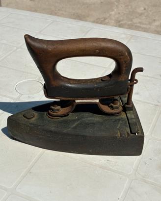 Ferro da stiro antico di ottone grande