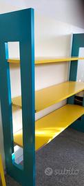 Scaffalatura in legno gialla e blu