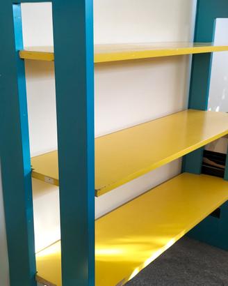 Scaffalatura in legno gialla e blu