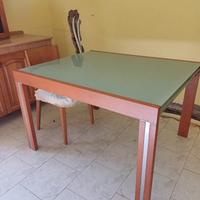 2 tavoli in legno e vetro