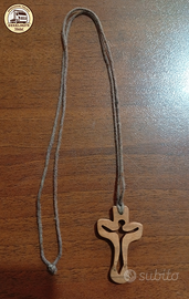 Collana con Croce in Legno Intagliata