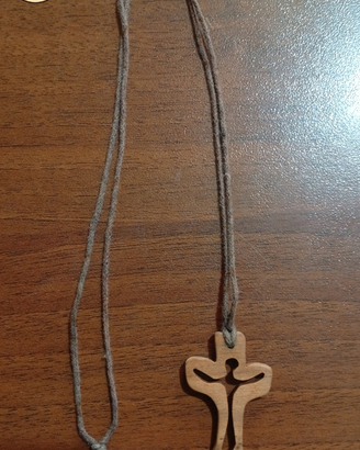 Collana con Croce in Legno Intagliata