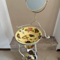 Toiletta in ferro con brocca e ciotole in ceramica