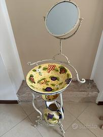Toiletta in ferro con brocca e ciotole in ceramica