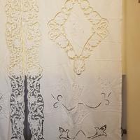 tenda è mantovana con ricamo a intaglio