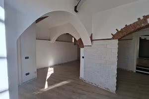 AFFITT0 :  Locale  C2  ristrutturato su strada