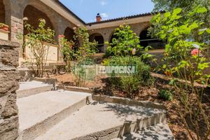 **Esclusiva Villa con Giardino**