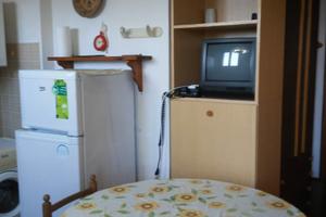 Grazioso monolocale diviso davanti al mare