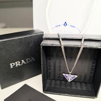 Collana Prada con iconico pendente a triangolo