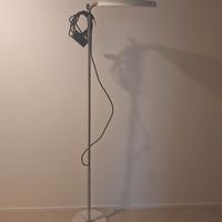 Lampada da terra Mezzaluna, design Bruno Gecchelin