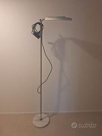 Lampada da terra Mezzaluna, design Bruno Gecchelin