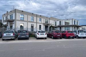 PE 143 Locale commerciale con magazzino