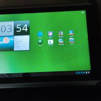 Tablet Acer Aconia  e due telefoni Samsung