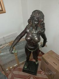 Statua in bronzo dell'artista Maurizio Trezza.