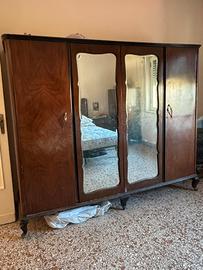 Armadio antico d'epoca con specchi camera letto