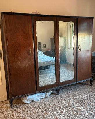 Armadio antico d'epoca con specchi camera letto