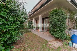 VILLA BIFAMILIARE DI TESTA CON AMPIO GIARDINO