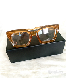 Occhiali da sole squadrati