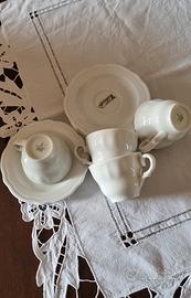 Servizio da caffè di quattro tazzine e piattini 