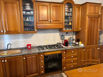Cucina e credenza
