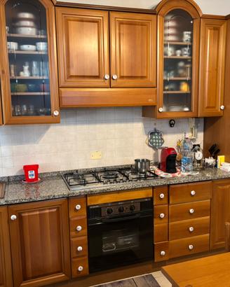 Cucina e credenza