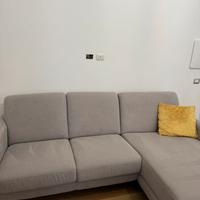 Divano grigio chiaro con penisola