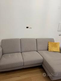 Divano grigio chiaro con penisola