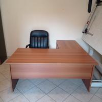 Scrivania prolunga cassettiera poltrona e armadio 