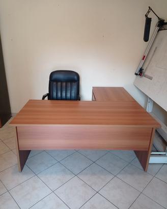 Scrivania prolunga cassettiera poltrona e armadio 