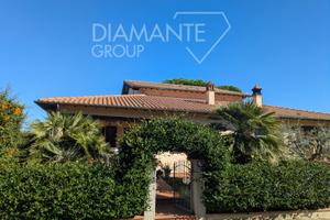 Villa bifamiliare con taverna, garage e giardino