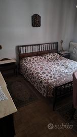 Letto matrimoniale in legno + 3 tappeti in omaggio