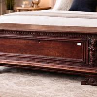 Antica  cassapanca in noce del ‘700