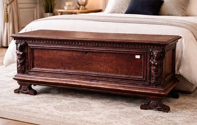 Antica  cassapanca in noce del ‘700