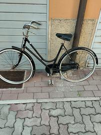 Bicicletta bianchi con i freni con le stecche