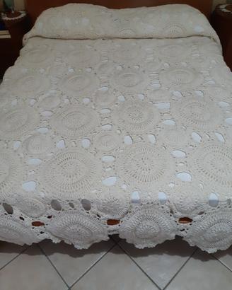 Coperta realizzata a uncinetto