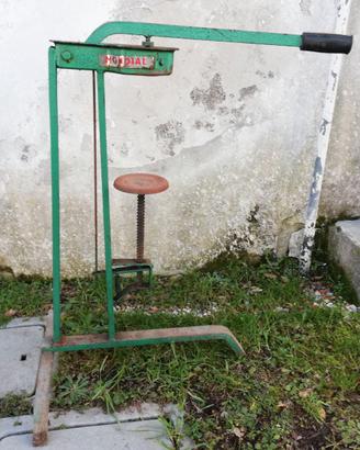 Tappatrice per bottiglie con tappo in sughero