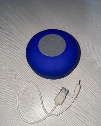 cassa bluetooth blu e cavo per ricaricare