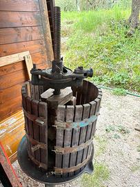Torchio a leva per uva antico completo