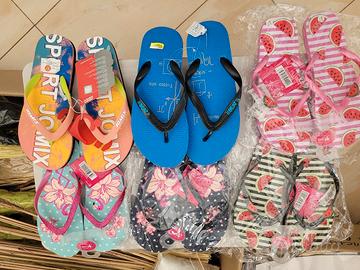 Stock di scarpe infradito e ciabatte