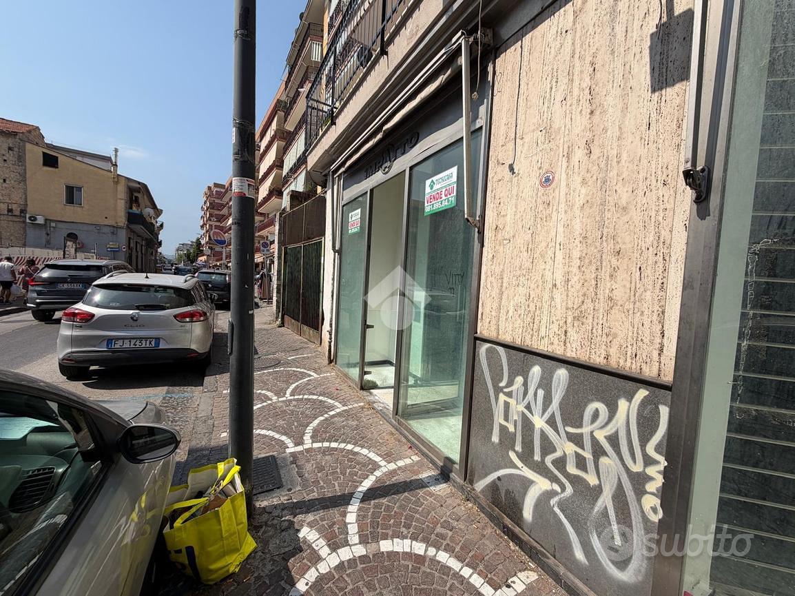 NEGOZIO A GIUGLIANO IN CAMPANIA - Altro