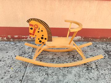 Cavallo a dondolo in legno per bambini 