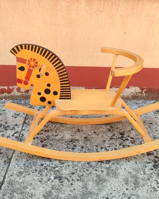 Cavallo a dondolo in legno per bambini 