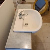 Mobile bagno con specchiera e rubinetto