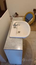 Mobile bagno con specchiera e rubinetto