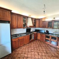 Cucina in ciliegio legno massello e top in granito