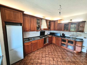 Cucina in ciliegio legno massello e top in granito