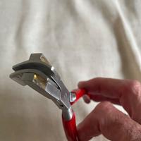 Pinza per curvare le barre a molla degli orologi